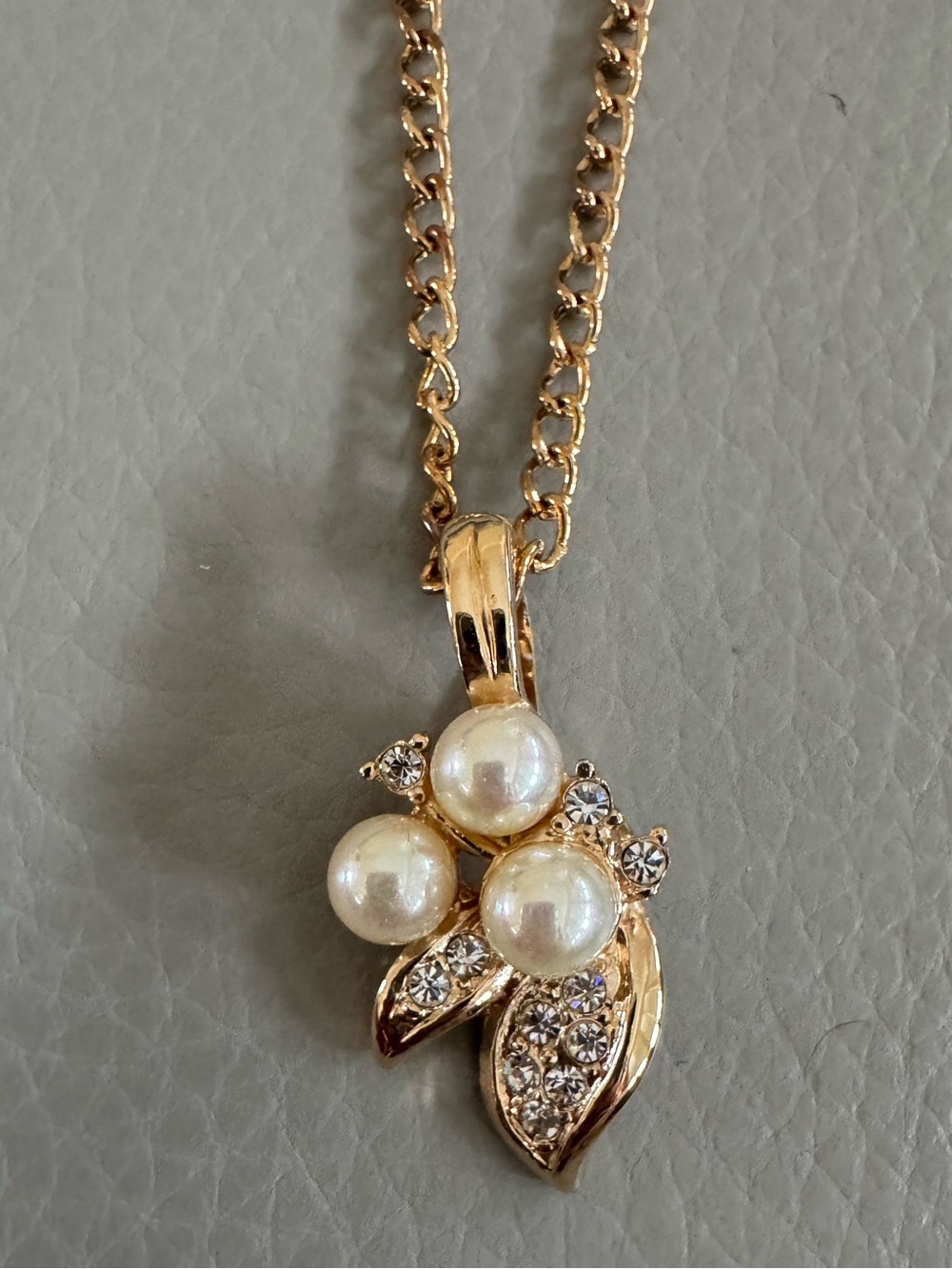 ROMAN Leaf Pendant Hinged 3 Faux Pearl & Rhinestone Goldtone Necklace